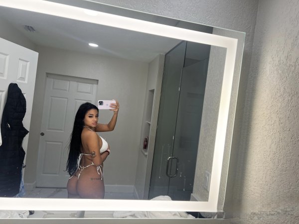Independent companion Mia in Nashville, Tennessee - HoneyAffair