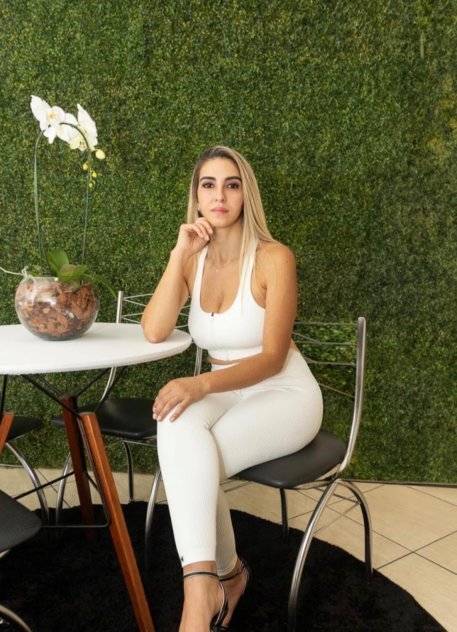 Sara Latina Masseur in Town
