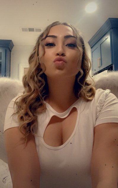 Independent companion Elena Mae in Bismarck, North Dakota - HoneyAffair