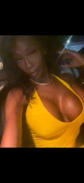 Independent companion Cece milking table in/out in Chicago, Illinois - HoneyAffair