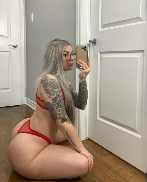 Independent companion Rosey in Honolulu, hawaii - HoneyAffair
